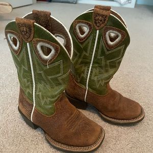 Boys ariat boots 8.5 toddler. Good condition